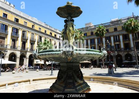 La fontaine d'eau de la Plaça Reial / place Royale dans le quartier gothique de Barcelone, Espagne. Banque D'Images