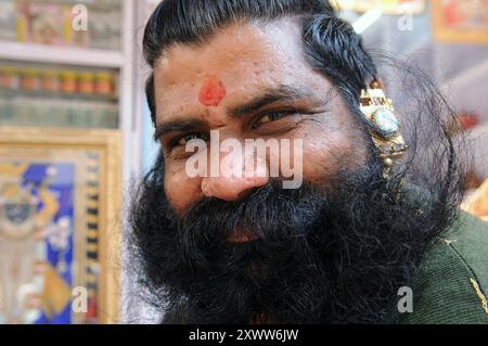 Portrait d'un homme indien très coloré et grand. Le passe-temps de cet homme est de se faire pousser une très longue moustache. Photo prise à Bikaner, Rajasthan, Inde. Banque D'Images