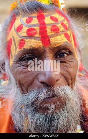 Portrait d'un Indien Sadhu. le marquage sur son front indique qu'il est un dieu indien Shiva ( ). Banque D'Images