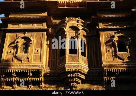 Magnifique architecture dans les rues anciennes et étroites de Jaisalmer, Rajasthan, Inde. Banque D'Images