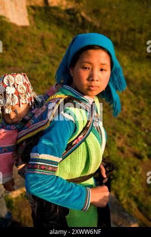 Une femme Hani ( Akha ) avec son bébé. Yuanyang, Yunnan, Chine. Banque D'Images