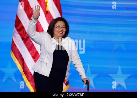 Chicago, États-Unis. 20 août 2024. Sen. Tammy Duckworth, d-il, arrive pour prendre la parole à la Convention nationale démocrate 2024 au United Center à Chicago, Illinois, le mardi 20 août 2024. Le thème de la deuxième journée est « Une vision audacieuse pour l'avenir de l'Amérique ». Photo de Tannen Maury/UPI crédit : UPI/Alamy Live News Banque D'Images