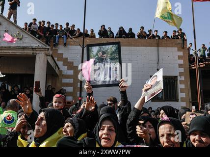 Majdal Slim, Liban. 20 août 2024. Des femmes tiennent des pancartes lors de la cérémonie funéraire du combattant du Hezbollah Abbas Badii Milhim, né en 1990 avec l'indicatif d'appel "Jihad" qui a été tué par les forces israéliennes dans le sud du Liban. Crédit : SOPA images Limited/Alamy Live News Banque D'Images