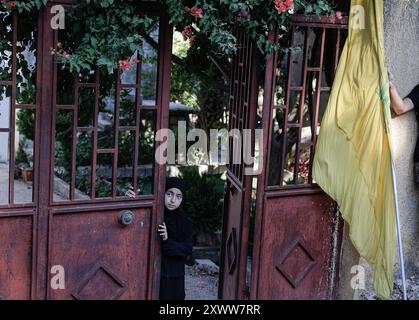 Majdal Slim, Liban. 20 août 2024. Une jeune fille regarde pendant la cérémonie funéraire du combattant du Hezbollah Abbas Badii Milhim, né en 1990 avec l'indicatif d'appel "Jihad", qui a été tué par les forces israéliennes dans le sud du Liban. Crédit : SOPA images Limited/Alamy Live News Banque D'Images