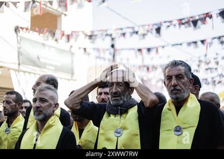 Majdal Slim, Liban. 20 août 2024. Le père du combattant du Hezbollah Abbas Badii Milhim, né en 1990 avec l'indicatif d'appel "Jihad" qui a été tué par les forces israéliennes dans le sud du Liban pleure pendant la cérémonie funéraire. Crédit : SOPA images Limited/Alamy Live News Banque D'Images