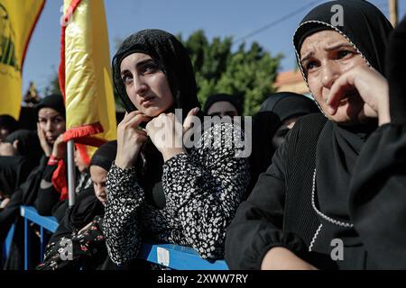 Majdal Slim, Liban. 20 août 2024. Une femme regarde pendant la cérémonie funéraire le combattant du Hezbollah Abbas Badii Milhim, né en 1990 avec le signe d'appel "Jihad", qui a été tué par les forces israéliennes dans le sud du Liban. Crédit : SOPA images Limited/Alamy Live News Banque D'Images