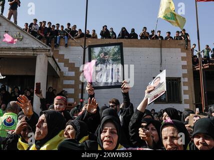 Majdal Slim, Liban. 20 août 2024. Des femmes tiennent des pancartes lors de la cérémonie funéraire du combattant du Hezbollah Abbas Badii Milhim, né en 1990 avec l'indicatif d'appel "Jihad" qui a été tué par les forces israéliennes dans le sud du Liban. (Photo de Vasily Krestyaninov/SOPA images/SIPA USA) crédit : SIPA USA/Alamy Live News Banque D'Images