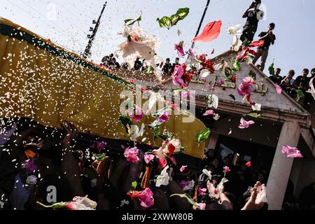 Majdal Slim, Liban. 20 août 2024. Les personnes en deuil jettent des fleurs sur le cercueil du combattant du Hezbollah Abbas Badii Milhim, né en 1990 avec l'indicatif d'appel "Jihad" qui a été tué par les forces israéliennes dans le sud du Liban lors de sa cérémonie funéraire. (Photo de Vasily Krestyaninov/SOPA images/SIPA USA) crédit : SIPA USA/Alamy Live News Banque D'Images