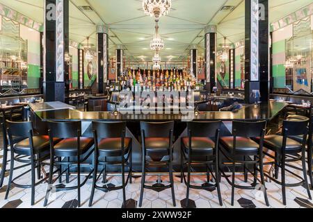 Bar dans un restaurant art déco historique rénové Banque D'Images