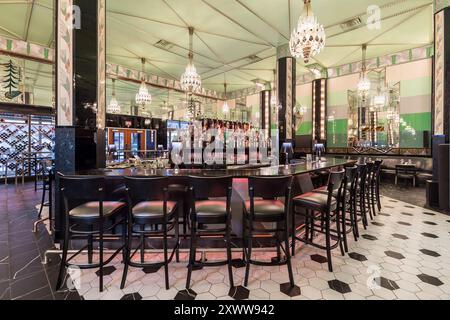 Bar dans un restaurant art déco historique rénové Banque D'Images