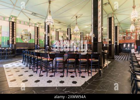 Bar dans un restaurant art déco historique rénové Banque D'Images