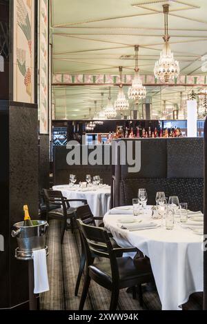 Deux cabines rembourrées dans un restaurant historique art déco Banque D'Images