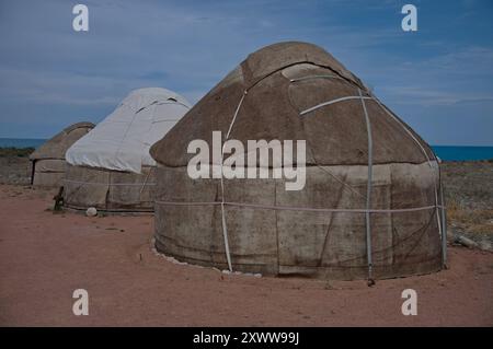 Camp de yourte près du lac Issyk Kul, Kirghizistan Banque D'Images