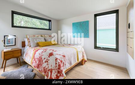 Chambre dans ADU moderne avec rangement intégré Banque D'Images