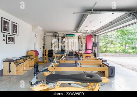 Zone dans le garage de ADU pour le propriétaire d'avoir des cours de yoga, pilates et fitness Banque D'Images