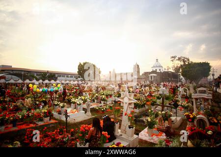 Ciudad de Mexico, Mexique - 2 novembre. 2023 : décorations colorées au cimetière mexicain de Mixquic le jour des morts Banque D'Images