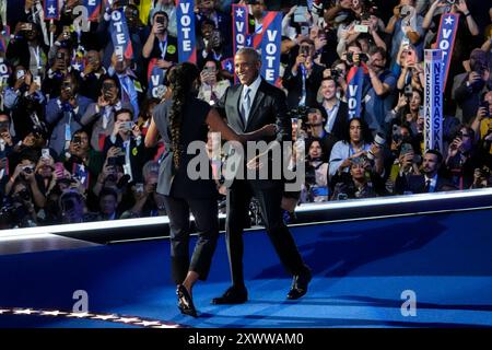 Chicago, États-Unis. 20 août 2024. L’ancien président Barack Obama embrasse l’ancienne première dame Michelle Obama avant de prononcer un discours lors de la deuxième journée de la Convention nationale démocrate 2024 au United Center à Chicago, Illinois, le mardi 20 août 2024. Le deuxième jour de la convention est intitulé "Une vision audacieuse pour l'avenir de l'Amérique" et comprendra des remarques de l'ancien président Barack Obama, de l'ancienne première dame Michelle Obama et du deuxième gentleman Doug Emhoff. Photo de David Banks/UPI crédit : UPI/Alamy Live News Banque D'Images