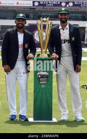 Rawalpindi, Pakistan, Punjab, Pakistan. 20 août 2024. RAWALPNDI : a l'occasion du premier match de test cricket entre le Pakistan et le Bangladesh au stade de cricket de Rawalpindi, le capitaine Shan Masood et Najamul Hussain lancent le Trophée Shanto. PHOTO INP de Raja Imran. Le capitaine du Bangladesh Najmul Hossain Shanto et son homologue pakistanais Shan Masood posent avec le trophée de la série test au stade de cricket Rawalpindi à Rawalpindi le 20 août 2024, à la veille de leur premier match de test cricket. Le capitaine du Bangladesh Najmul Hossain Shanto et son homologue pakistanais Shan Mas Banque D'Images