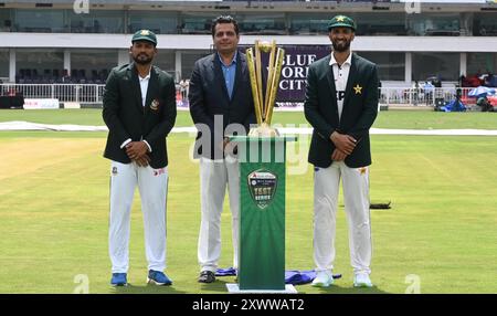 Rawalpindi, Pakistan, Punjab, Pakistan. 20 août 2024. RAWALPNDI : a l'occasion du premier match de test cricket entre le Pakistan et le Bangladesh au stade de cricket de Rawalpindi, le capitaine Shan Masood et Najamul Hussain lancent le Trophée Shanto. PHOTO INP de Raja Imran. Le capitaine du Bangladesh Najmul Hossain Shanto et son homologue pakistanais Shan Masood posent avec le trophée de la série test au stade de cricket Rawalpindi à Rawalpindi le 20 août 2024, à la veille de leur premier match de test cricket. Le capitaine du Bangladesh Najmul Hossain Shanto et son homologue pakistanais Shan Mas Banque D'Images