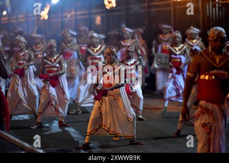 Kandy, Sri Lanka. 19 août 2024. L'Esala Perahera à Kandy, l'un des festivals bouddhistes les plus anciens et les plus grandioses du pays. Le concours culturel et religieux a lieu chaque année pour rendre hommage à la relique de la dent sacrée et invoquer les bénédictions des divinités gardiennes (Sri Vishnu, Kataragama, Natha et Pathini des quatre dévalas). (Photo de Ruwan Walpola/Pacific Press) crédit : Pacific Press Media production Corp./Alamy Live News Banque D'Images