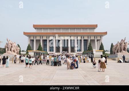 Pékin, Chine - 17 août 2024 : touristes devant le mémorial du Président Mao sur la place Tiananmen Banque D'Images