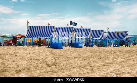 Rangée de tentes de Beach Cabana sur Broadway Beach Acoss The Congress Hall Hotel, Cape May, New Jersey, États-Unis Banque D'Images