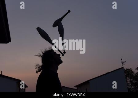Espagne. 20 août 2024. Un homme jongle au crépuscule à Rebollo de Duero, dans le nord-est de l’Espagne, au cours de la deuxième journée de fumée des feux de forêt canadiens. La fumée des feux de forêt provenant des douzaines d'incendies qui brûlent au Canada est entrée en Europe, atteignant le nord de l'Espagne au cours des deux derniers jours. Crédit : SOPA images Limited/Alamy Live News Banque D'Images