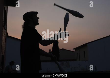 Espagne. 20 août 2024. Un homme jongle au crépuscule à Rebollo de Duero, dans le nord-est de l’Espagne, au cours de la deuxième journée de fumée des feux de forêt canadiens. La fumée des feux de forêt provenant des douzaines d'incendies qui brûlent au Canada est entrée en Europe, atteignant le nord de l'Espagne au cours des deux derniers jours. Crédit : SOPA images Limited/Alamy Live News Banque D'Images