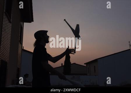 Espagne. 20 août 2024. Un homme jongle au crépuscule à Rebollo de Duero, dans le nord-est de l’Espagne, au cours de la deuxième journée de fumée des feux de forêt canadiens. La fumée des feux de forêt provenant des douzaines d'incendies qui brûlent au Canada est entrée en Europe, atteignant le nord de l'Espagne au cours des deux derniers jours. Crédit : SOPA images Limited/Alamy Live News Banque D'Images
