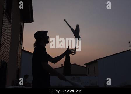 Espagne. 20 août 2024. Un homme jongle au crépuscule à Rebollo de Duero, dans le nord-est de l’Espagne, au cours de la deuxième journée de fumée des feux de forêt canadiens. La fumée des feux de forêt provenant des douzaines d'incendies qui brûlent au Canada est entrée en Europe, atteignant le nord de l'Espagne au cours des deux derniers jours. (Photo de Jorge Sanz/SOPA images/SIPA USA) crédit : SIPA USA/Alamy Live News Banque D'Images