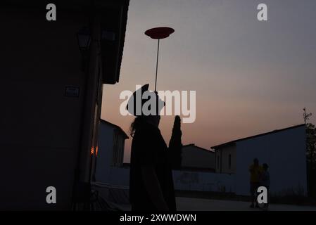 Espagne. 20 août 2024. Un homme jongle au crépuscule à Rebollo de Duero, dans le nord-est de l’Espagne, au cours de la deuxième journée de fumée des feux de forêt canadiens. La fumée des feux de forêt provenant des douzaines d'incendies qui brûlent au Canada est entrée en Europe, atteignant le nord de l'Espagne au cours des deux derniers jours. (Photo de Jorge Sanz/SOPA images/SIPA USA) crédit : SIPA USA/Alamy Live News Banque D'Images