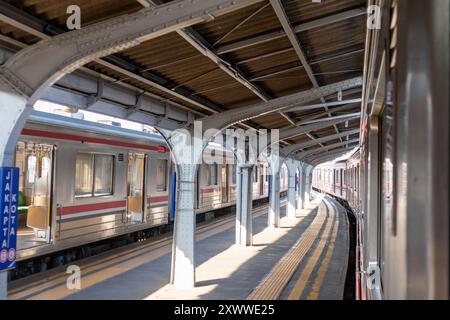 Jakarta, Indonésie - 18 août 2024 : vue sur la gare de Jakarta Kota. Un bâtiment du patrimoine culturel. Banque D'Images