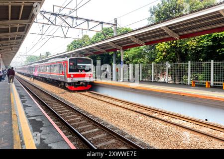 Jakarta, Indonésie - 18 août 2024 : le train de banlieue est arrivé à la gare. Les passagers se préparent à descendre et monter. Banque D'Images