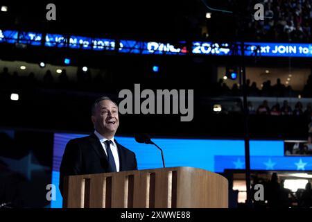 Chicago, États-Unis. 20 août 2024. Doug Emhoff, second gentleman, prend la parole lors de la deuxième journée de la Convention nationale démocrate (DNC) au United Center à Chicago, Illinois, le 20 août 2024. Photo de Yuri Gripas/ABACAPRESS. COM Credit : Abaca Press/Alamy Live News Banque D'Images