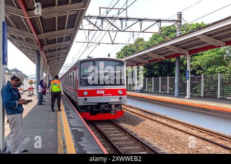 Jakarta, Indonésie - 18 août 2024 : le train de banlieue est arrivé à la gare. Les passagers se préparent à descendre et monter. Banque D'Images