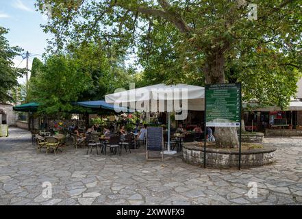 11 août 2023 - Ioannina, Grèce - Rue sur la petite île du lac Pamvotida, avec des gens appréciant le joli village Banque D'Images