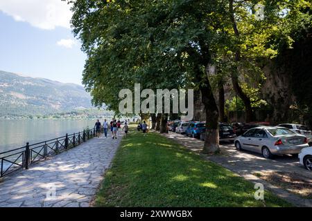 11 août 2023 - Ioannina, Grèce - Rue dans la belle ville de Ioannina, la capitale de la région Banque D'Images