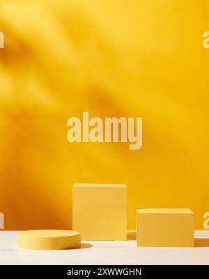 cubes peints en jaune sur fond jaune Banque D'Images