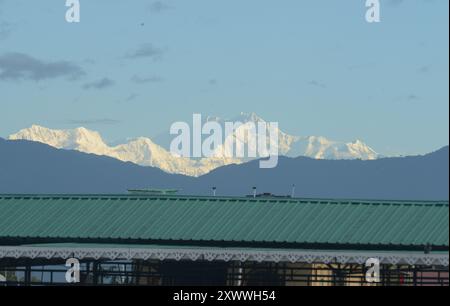 Siliguri, Bengale occidental, INDE. 21 août 2024. Le sommet du mont Kanchenjunga de la chaîne orientale de l'Himalaya, la troisième plus haute montagne du monde, est vu depuis Siliguri. (Crédit image : © Diptendu Dutta/ZUMA Press Wire) USAGE ÉDITORIAL SEULEMENT! Non destiné à UN USAGE commercial ! Banque D'Images