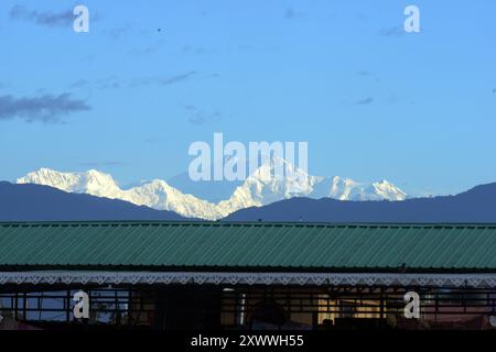 Siliguri, Bengale occidental, INDE. 21 août 2024. Le sommet du mont Kanchenjunga de la chaîne orientale de l'Himalaya, la troisième plus haute montagne du monde, est vu depuis Siliguri. (Crédit image : © Diptendu Dutta/ZUMA Press Wire) USAGE ÉDITORIAL SEULEMENT! Non destiné à UN USAGE commercial ! Banque D'Images