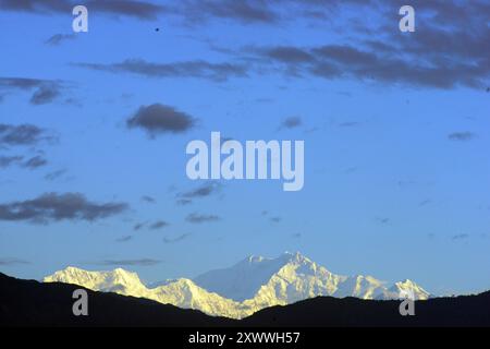 Siliguri, Bengale occidental, INDE. 21 août 2024. Le sommet du mont Kanchenjunga de la chaîne orientale de l'Himalaya, la troisième plus haute montagne du monde, est vu depuis Siliguri. (Crédit image : © Diptendu Dutta/ZUMA Press Wire) USAGE ÉDITORIAL SEULEMENT! Non destiné à UN USAGE commercial ! Banque D'Images