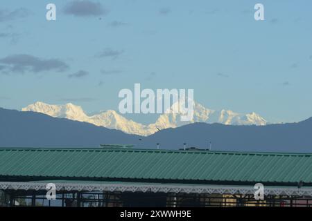 Siliguri, Bengale occidental, INDE. 21 août 2024. Le sommet du mont Kanchenjunga de la chaîne orientale de l'Himalaya, la troisième plus haute montagne du monde, est vu depuis Siliguri. (Crédit image : © Diptendu Dutta/ZUMA Press Wire) USAGE ÉDITORIAL SEULEMENT! Non destiné à UN USAGE commercial ! Banque D'Images