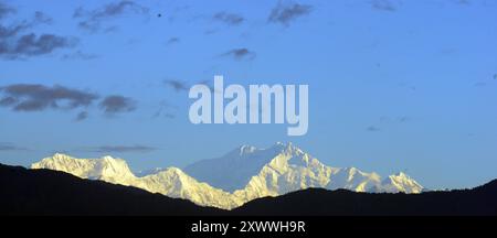 Siliguri, Bengale occidental, INDE. 21 août 2024. Le sommet du mont Kanchenjunga de la chaîne orientale de l'Himalaya, la troisième plus haute montagne du monde, est vu depuis Siliguri. (Crédit image : © Diptendu Dutta/ZUMA Press Wire) USAGE ÉDITORIAL SEULEMENT! Non destiné à UN USAGE commercial ! Banque D'Images