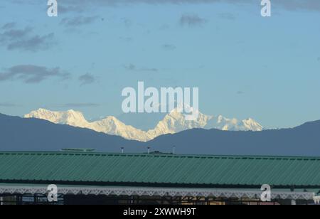 Siliguri, Bengale occidental, INDE. 21 août 2024. Le sommet du mont Kanchenjunga de la chaîne orientale de l'Himalaya, la troisième plus haute montagne du monde, est vu depuis Siliguri. (Crédit image : © Diptendu Dutta/ZUMA Press Wire) USAGE ÉDITORIAL SEULEMENT! Non destiné à UN USAGE commercial ! Banque D'Images