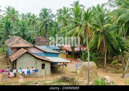 Paysage de l'Inde rurale le long de la voie ferrée Konkan de Goa à Mangalore. Banque D'Images