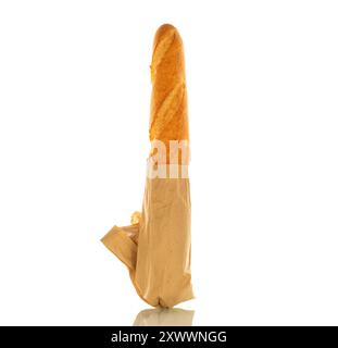 Une baguette aromatique dans un sac en papier, macro, isolée sur fond blanc. Banque D'Images