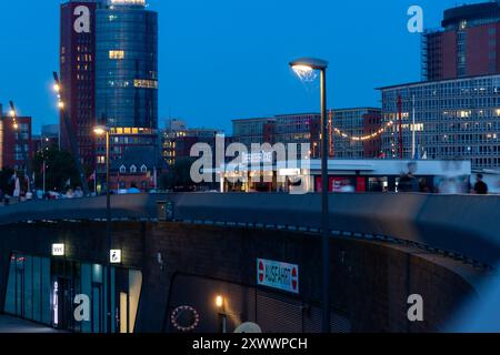 HAMBOURG, ALLEMAGNE - 15 AOÛT 2024 : une soirée d'août dans le port de Hambourg Banque D'Images