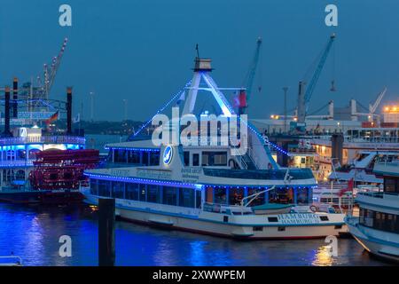 HAMBOURG, ALLEMAGNE - 15 AOÛT 2024 : une soirée d'août dans le port de Hambourg Banque D'Images