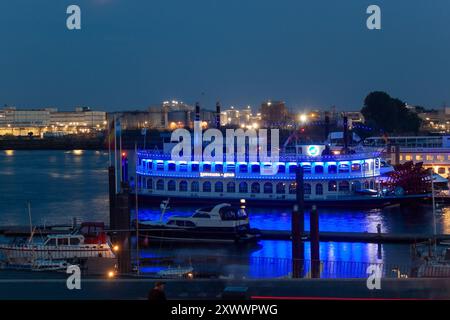 HAMBOURG, ALLEMAGNE - 15 AOÛT 2024 : le navire Louisiana Star vintage tard dans la nuit dans le port de Hambourg Banque D'Images