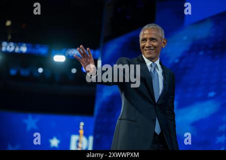 Chicago, États-Unis d'Amérique. 20 août 2024. L’ancien président américain Barack Obama sort de la scène après avoir prononcé un discours à la Convention nationale démocrate 2024 à Chicago, Illinois, États-Unis, au United Center le mardi 20 août 2024. Crédit : Annabelle Gordon/CNP/Sipa USA crédit : Sipa USA/Alamy Live News Banque D'Images